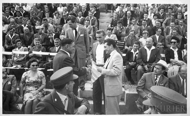 Fußball-Legende Fritz Walter bei der Stadioneinweihung. Tausende Zuschauer kamen nach Meßkirch, um ihn zu sehen.